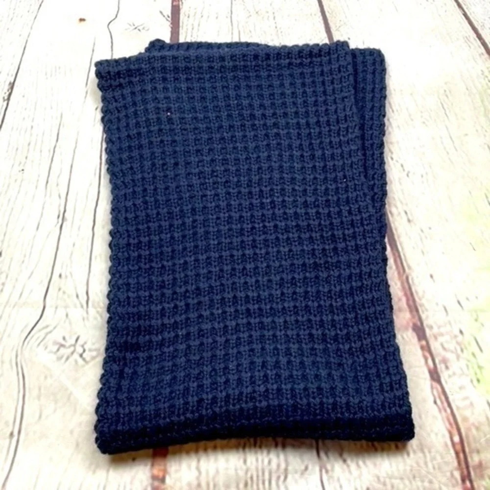UEC Tommy Hilfiger navy blue knit scarf